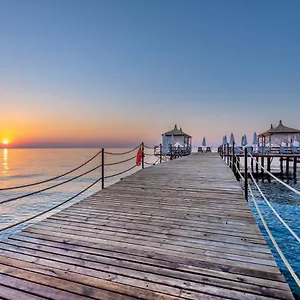 فن آند صن كومفرت بيتش منتجع 5*